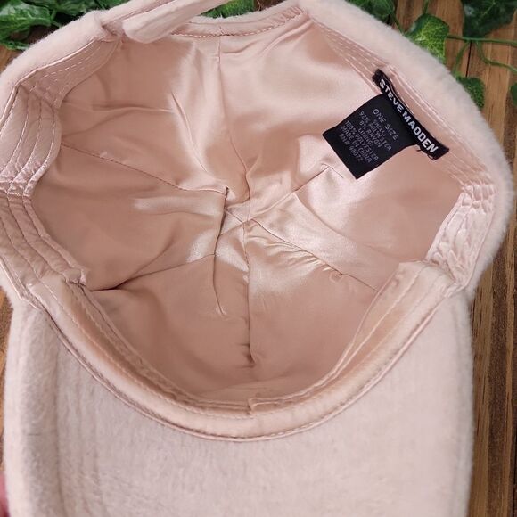 Steve Madden. Beige Soft Fleece Ball Cap. OSFA. EUC - Picture 6 of 9